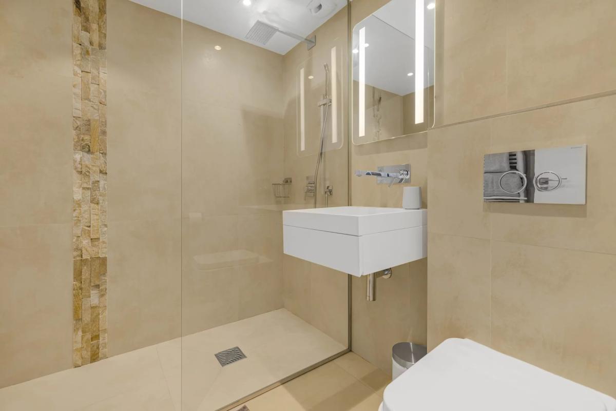 SUPER CANNES  VILLA CONTEMPORAINE VUE MER A VENDRE