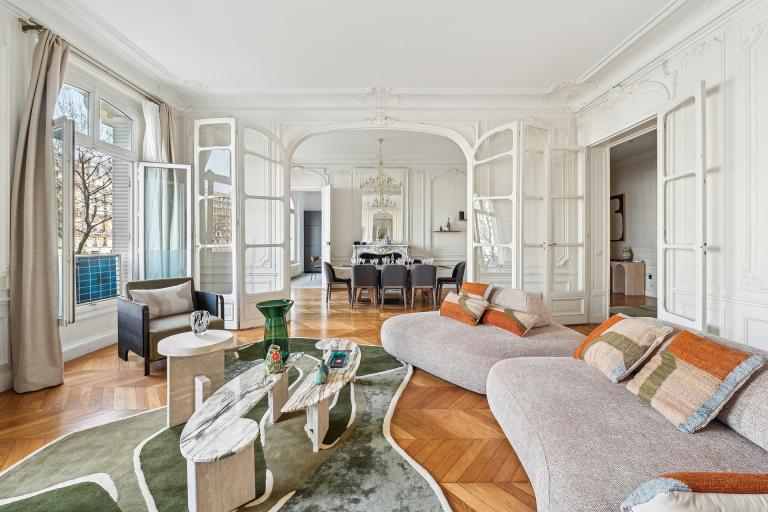 appartement parisien de luxe avec salon et salle à manger