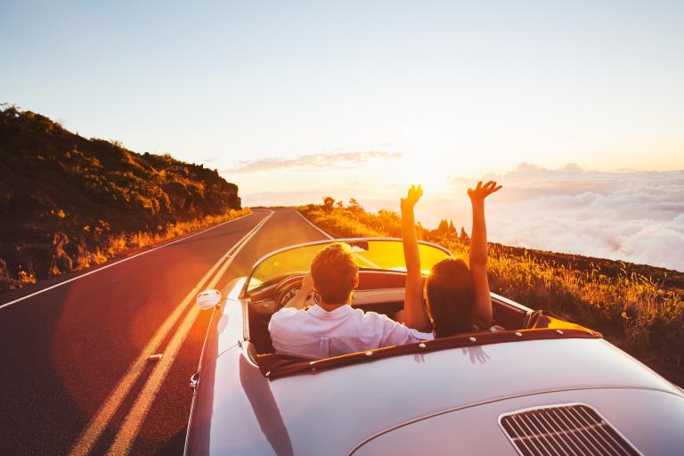 lifestyle balade en voiture de luxe au coucher du soleil